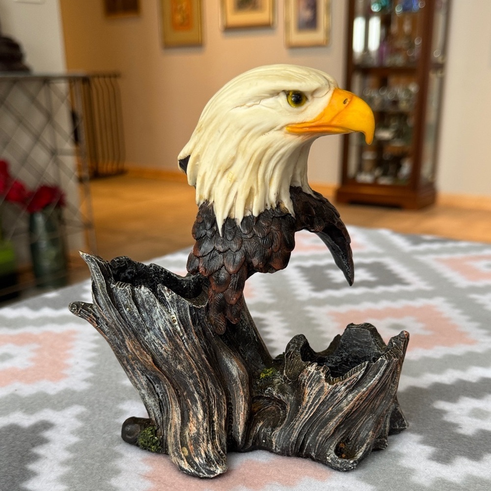 DWK Eagle Sculpture candle holder in Brown and Cream